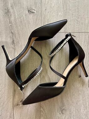 Jewel Badgley Mischka Alaia Pointed-Toe Kitten Heel in black satin. Size 9
